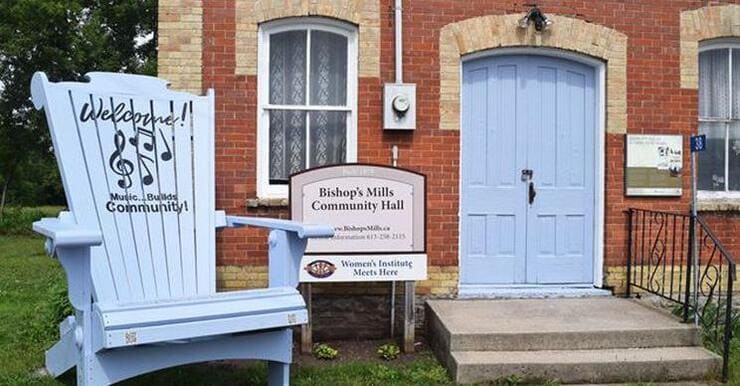 Giant chair in Bishops Mills